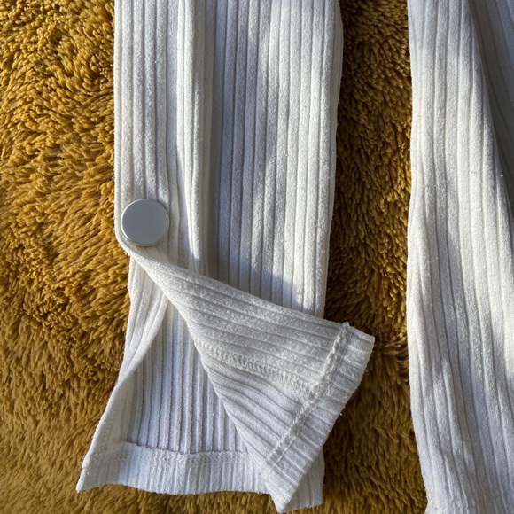 [SOLD]White ribbed fitted long sleeve with button detailing and split hem - Picture 3 of 6